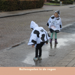 buitenspelen in de regen