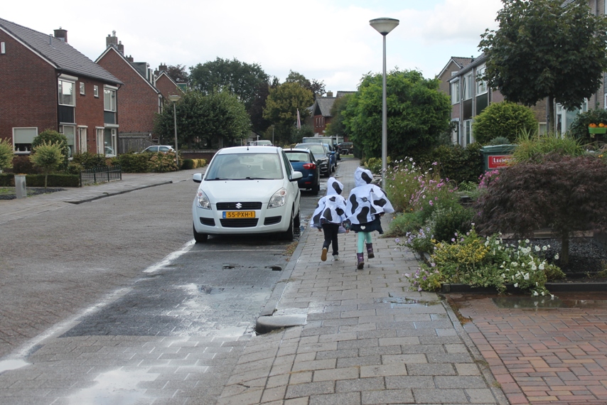 buitenspelen in de regen