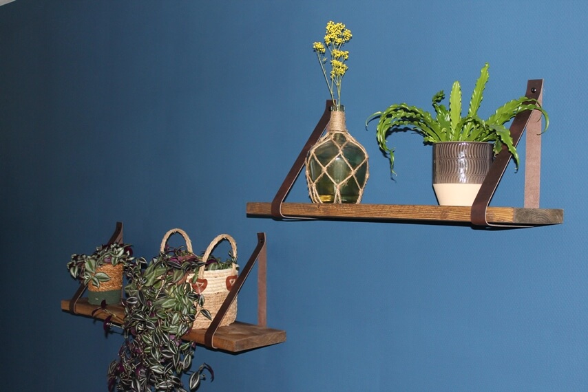 wandplank met leren riemen