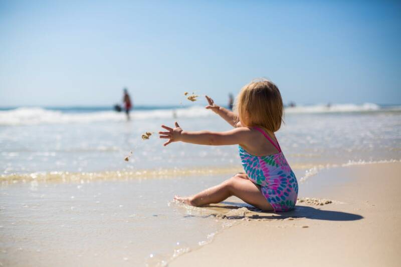 Tips om met jonge kinderen naar het strand te gaan