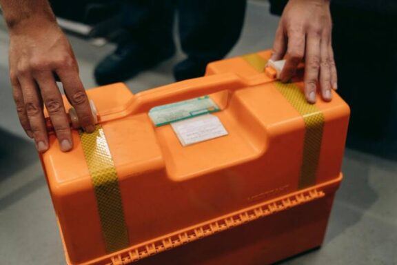 De essentiële EHBO koffer voor thuis: veiligheid binnen handbereik