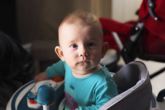 De mijlpaal van kruipen: zo groeit je baby naar zijn eerste stapjes