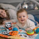 Tummy time en babyspeelgoed: zo stimuleer je de ontwikkeling