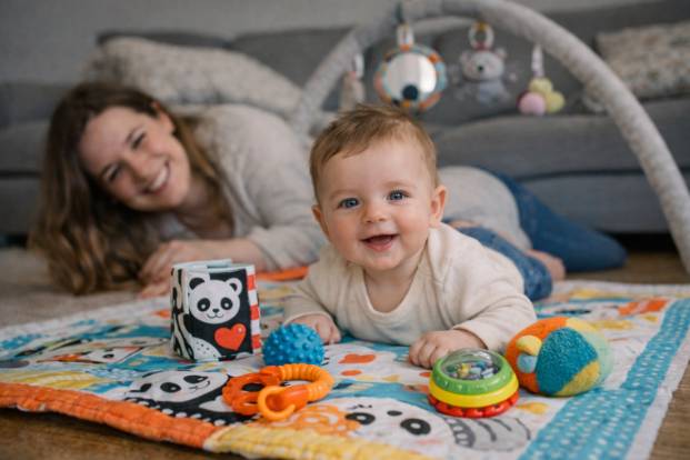 Tummy time en babyspeelgoed: zo stimuleer je de ontwikkeling