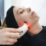 Rood licht therapie voor het gezicht: waarom moeders deze huidbehandeling thuis omarmen