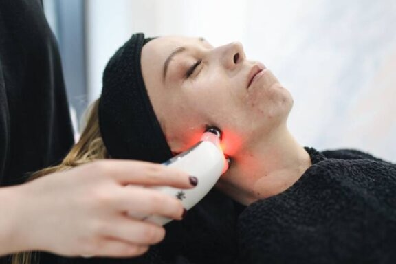 Rood licht therapie voor het gezicht: waarom moeders deze huidbehandeling thuis omarmen