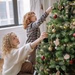 Kerstboom opzetten met kinderen: zo houd je het gezellig