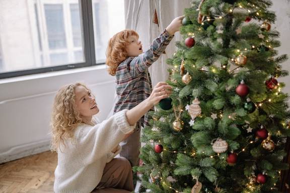 Kerstboom opzetten met kinderen: zo houd je het gezellig