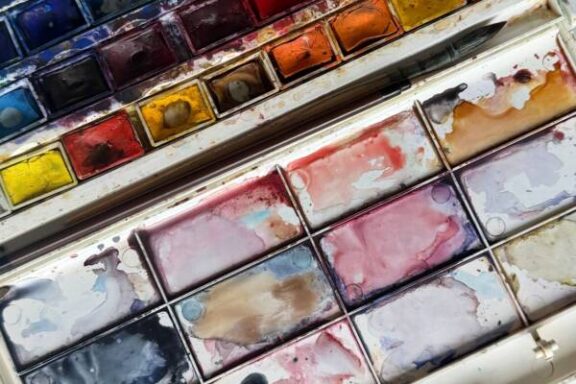 Een regenmiddag vol kleur: aquarelleren met je kinderen
